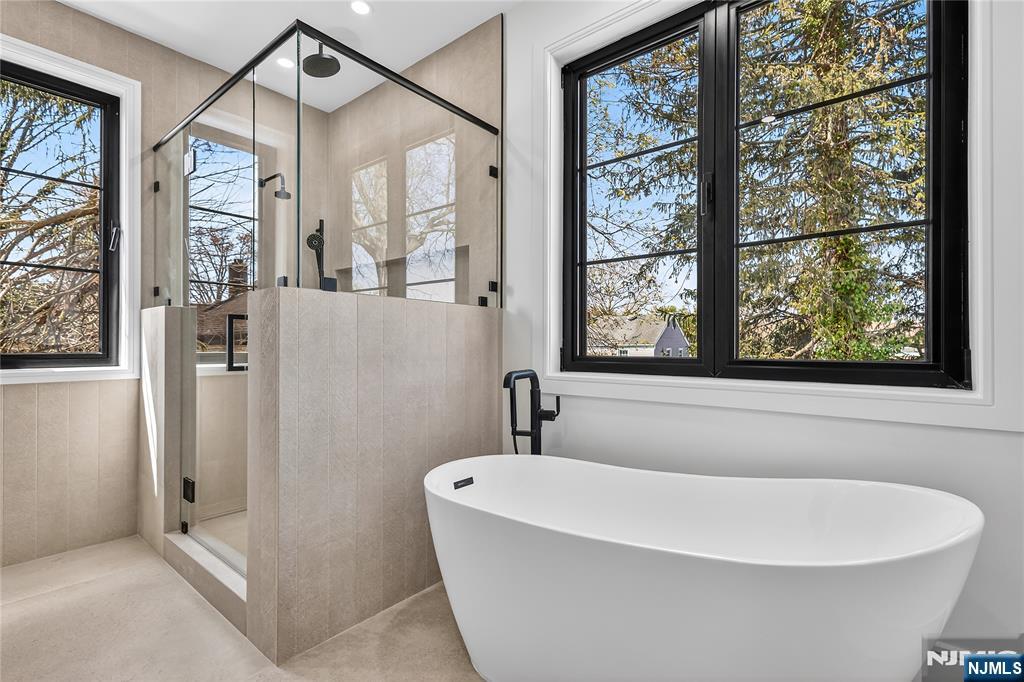 395 Hickory Avenue Paramus, NJ 07652 - Photo 19 of 38