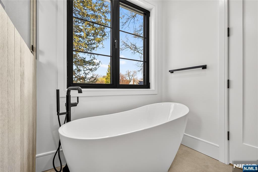 395 Hickory Avenue Paramus, NJ 07652 - Photo 20 of 38