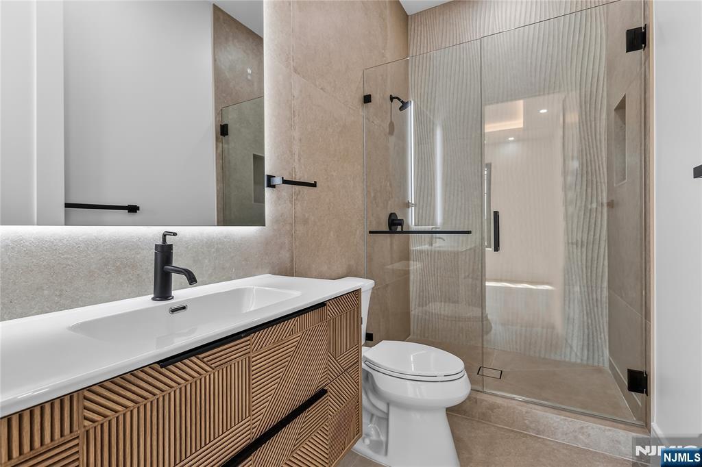 395 Hickory Avenue Paramus, NJ 07652 - Photo 24 of 38