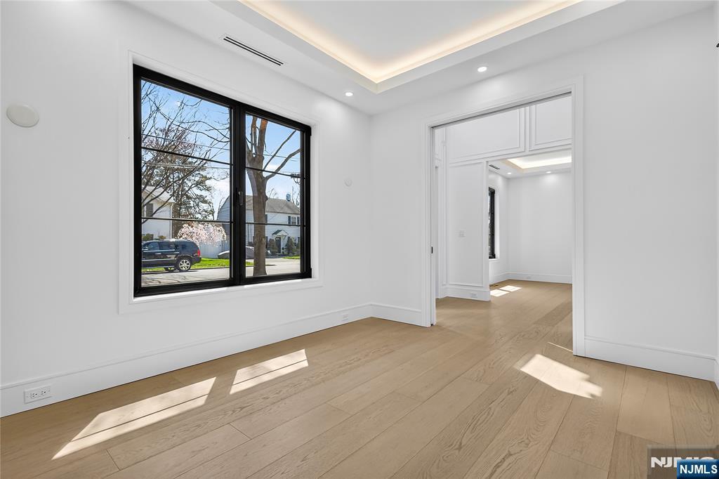 395 Hickory Avenue Paramus, NJ 07652 - Photo 25 of 38