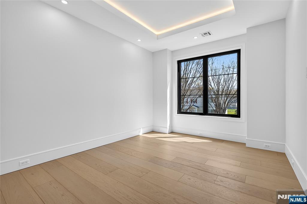 395 Hickory Avenue Paramus, NJ 07652 - Photo 26 of 38