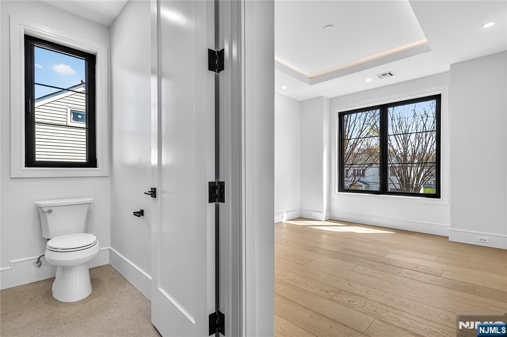 395 Hickory Avenue Paramus, NJ 07652 - Photo 27 of 38