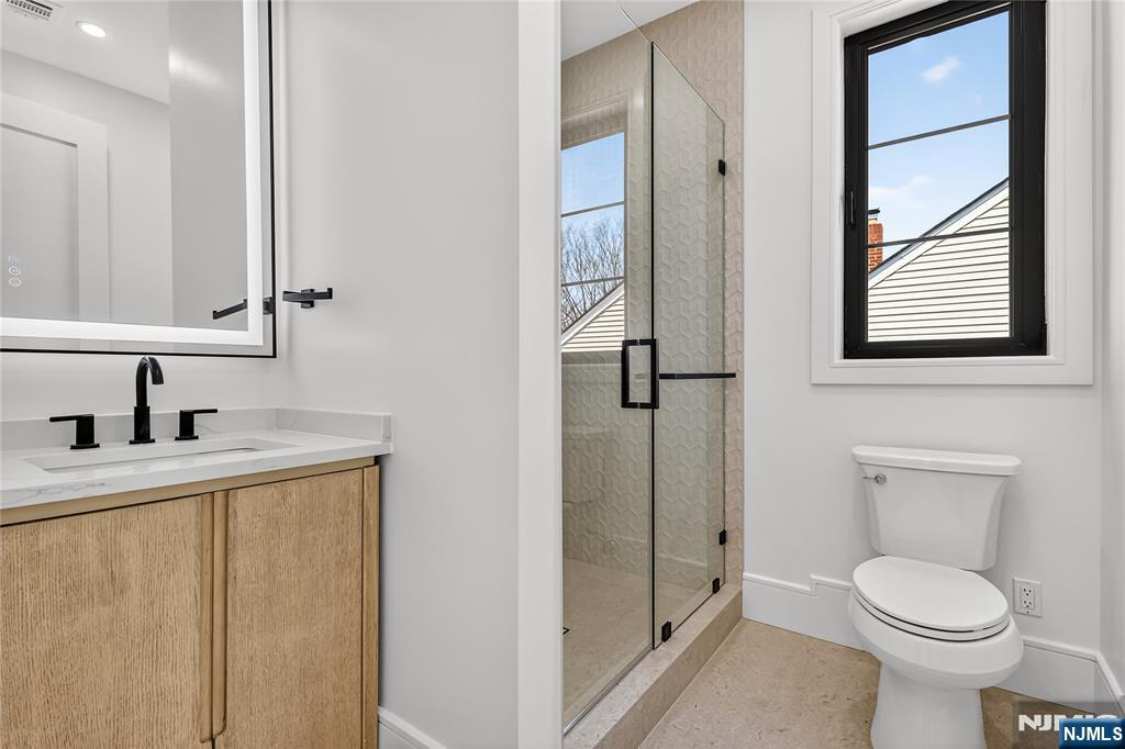 395 Hickory Avenue Paramus, NJ 07652 - Photo 28 of 38