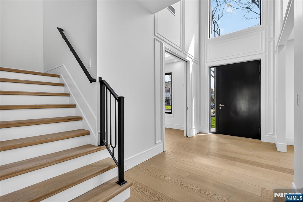 395 Hickory Avenue Paramus, NJ 07652 - Photo 3 of 38