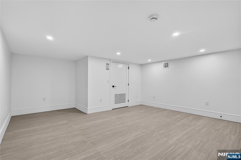 395 Hickory Avenue Paramus, NJ 07652 - Photo 35 of 38