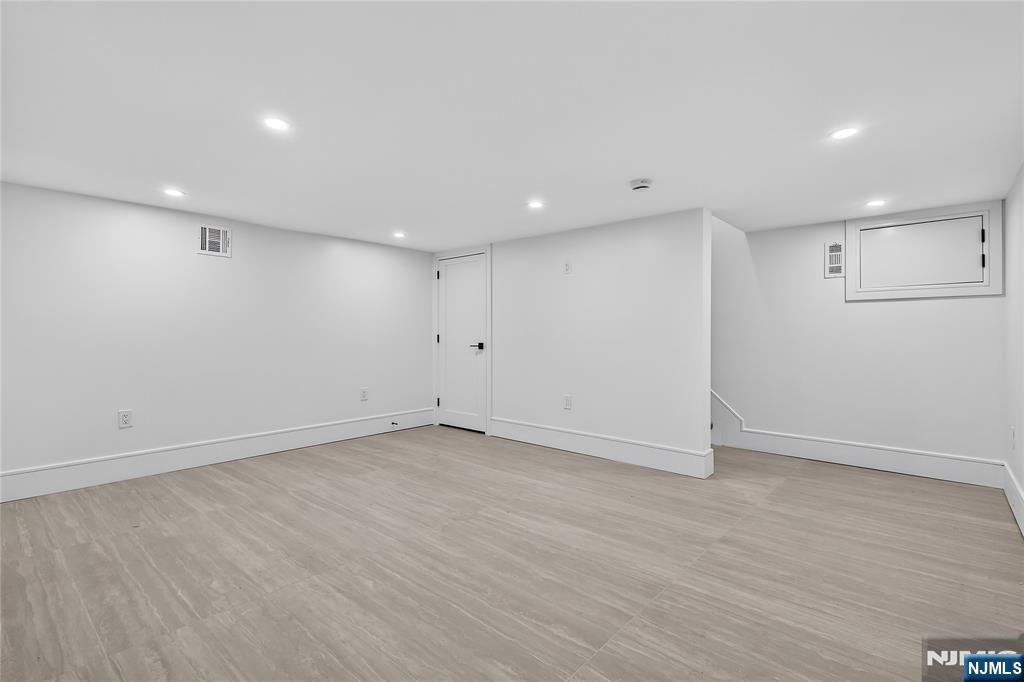 395 Hickory Avenue Paramus, NJ 07652 - Photo 36 of 38