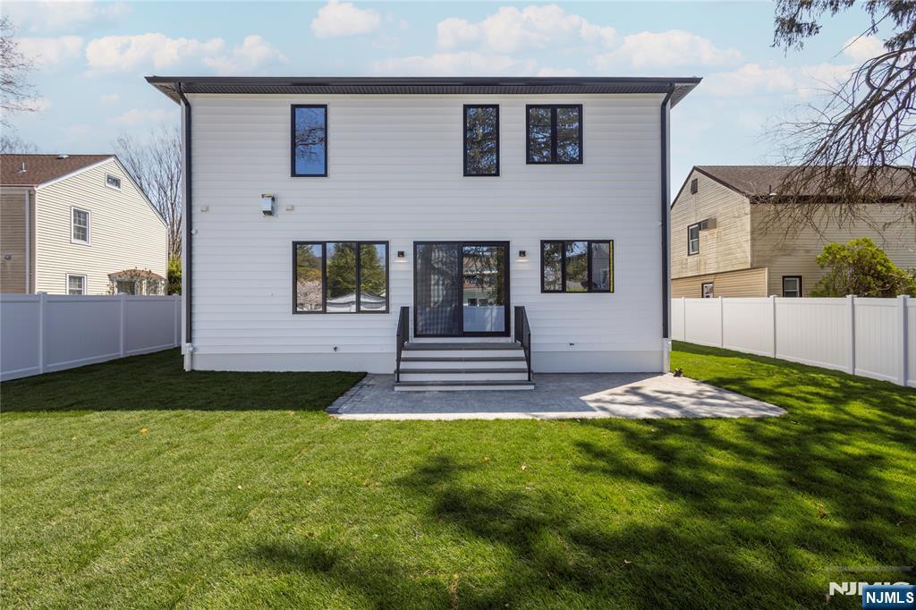 395 Hickory Avenue Paramus, NJ 07652 - Photo 37 of 38