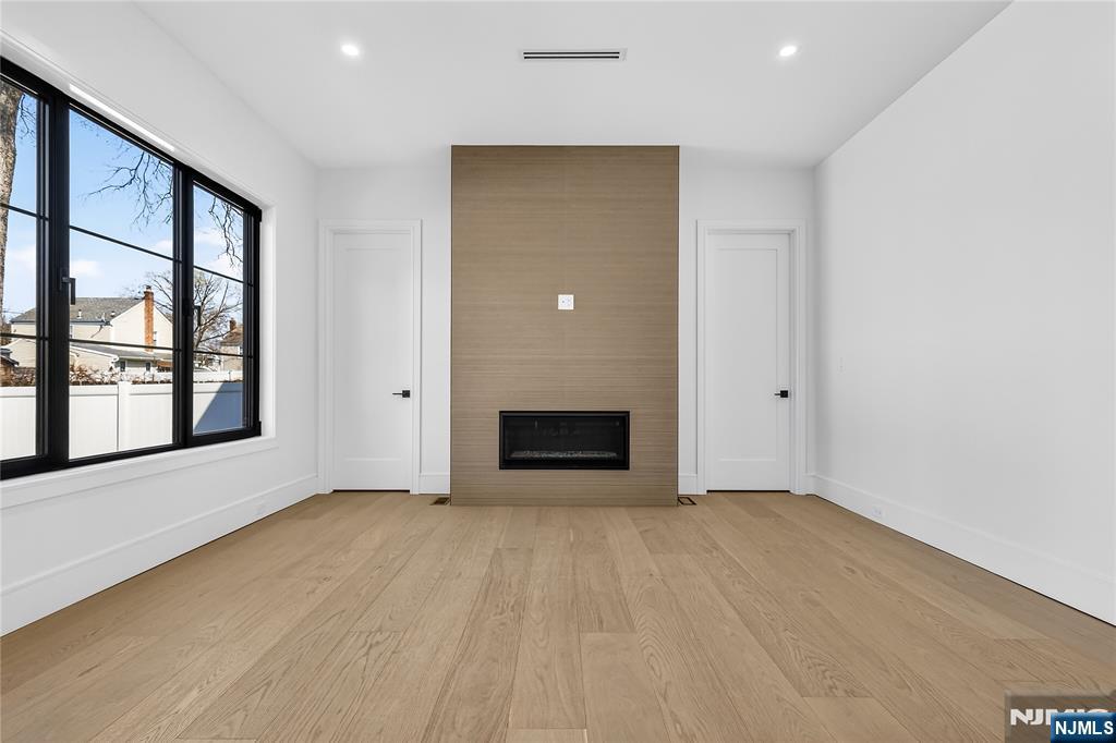 395 Hickory Avenue Paramus, NJ 07652 - Photo 4 of 38