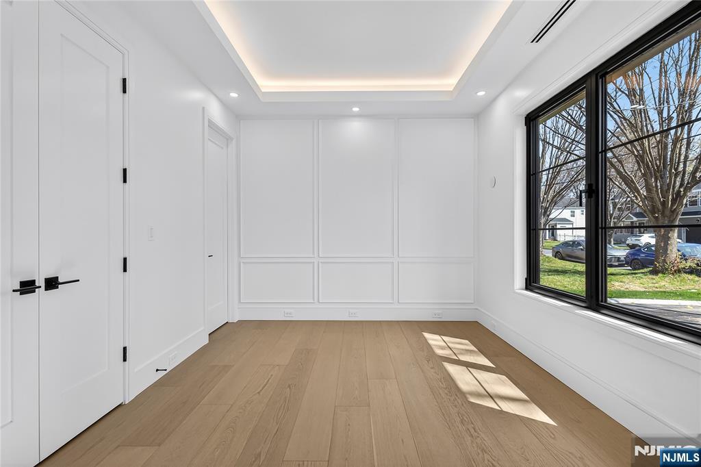 395 Hickory Avenue Paramus, NJ 07652 - Photo 5 of 38