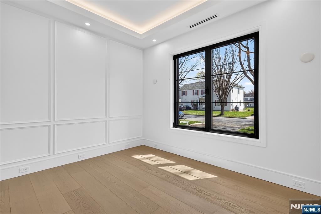 395 Hickory Avenue Paramus, NJ 07652 - Photo 7 of 38