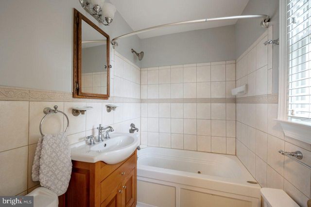 $985,000 | 104 East Oak Street, Alexandria, VA 22301