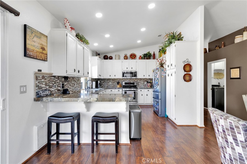 18782 KITOM Road Apple Valley, CA 92308 - Photo 12 of 47 Updated kitchen