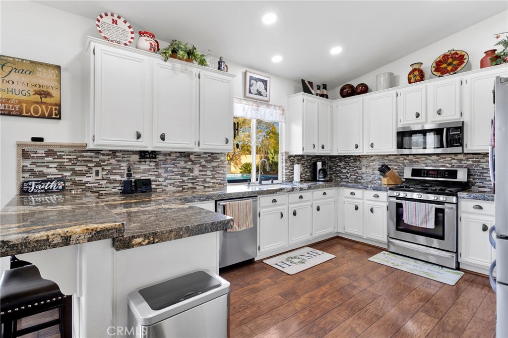 18782 KITOM Road Apple Valley, CA 92308 - Photo 14 of 47 Stunning kitchen