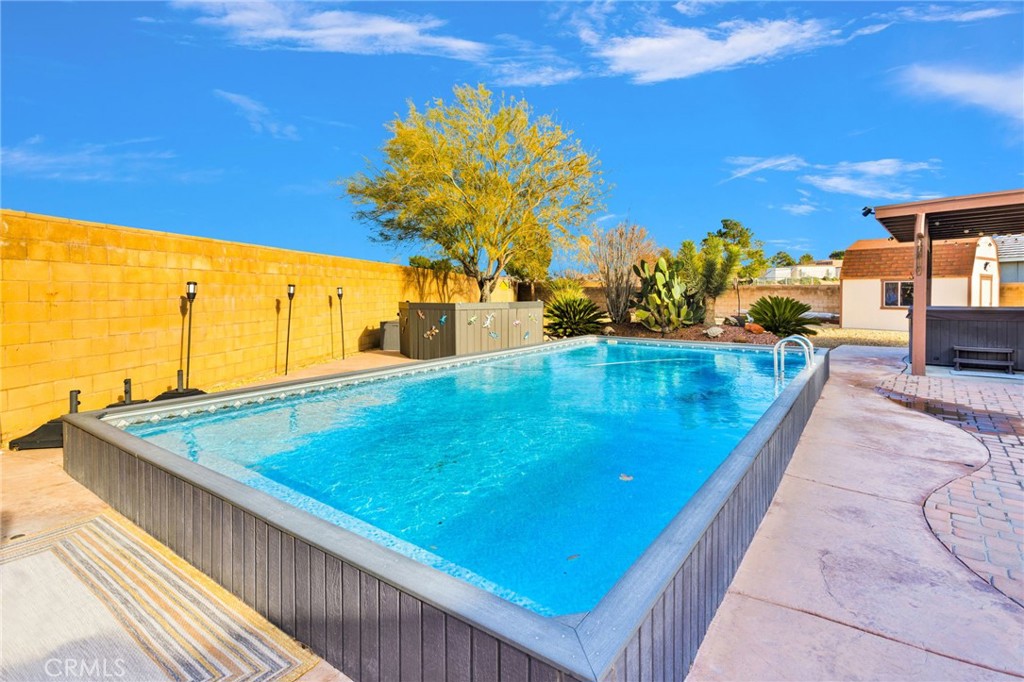 18782 KITOM Road Apple Valley, CA 92308 - Photo 35 of 47 Beautiful liner pool