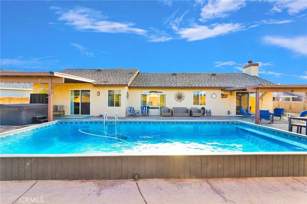 18782 KITOM Road Apple Valley, CA 92308 - Photo 4 of 47 Backyard oasis