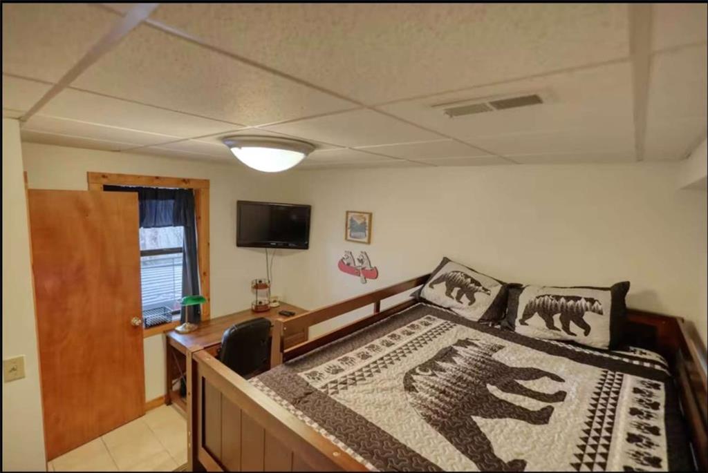 2531 Hunter Road Hiawassee, GA 30546 - Photo 20 of 30 a bedroom with a bed and flat screen tv