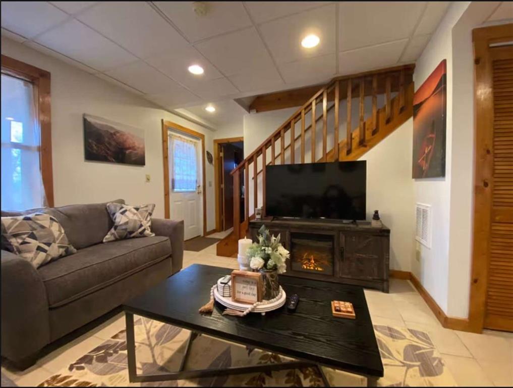 2531 Hunter Road Hiawassee, GA 30546 - Photo 29 of 30 a living room with furniture and a flat screen tv