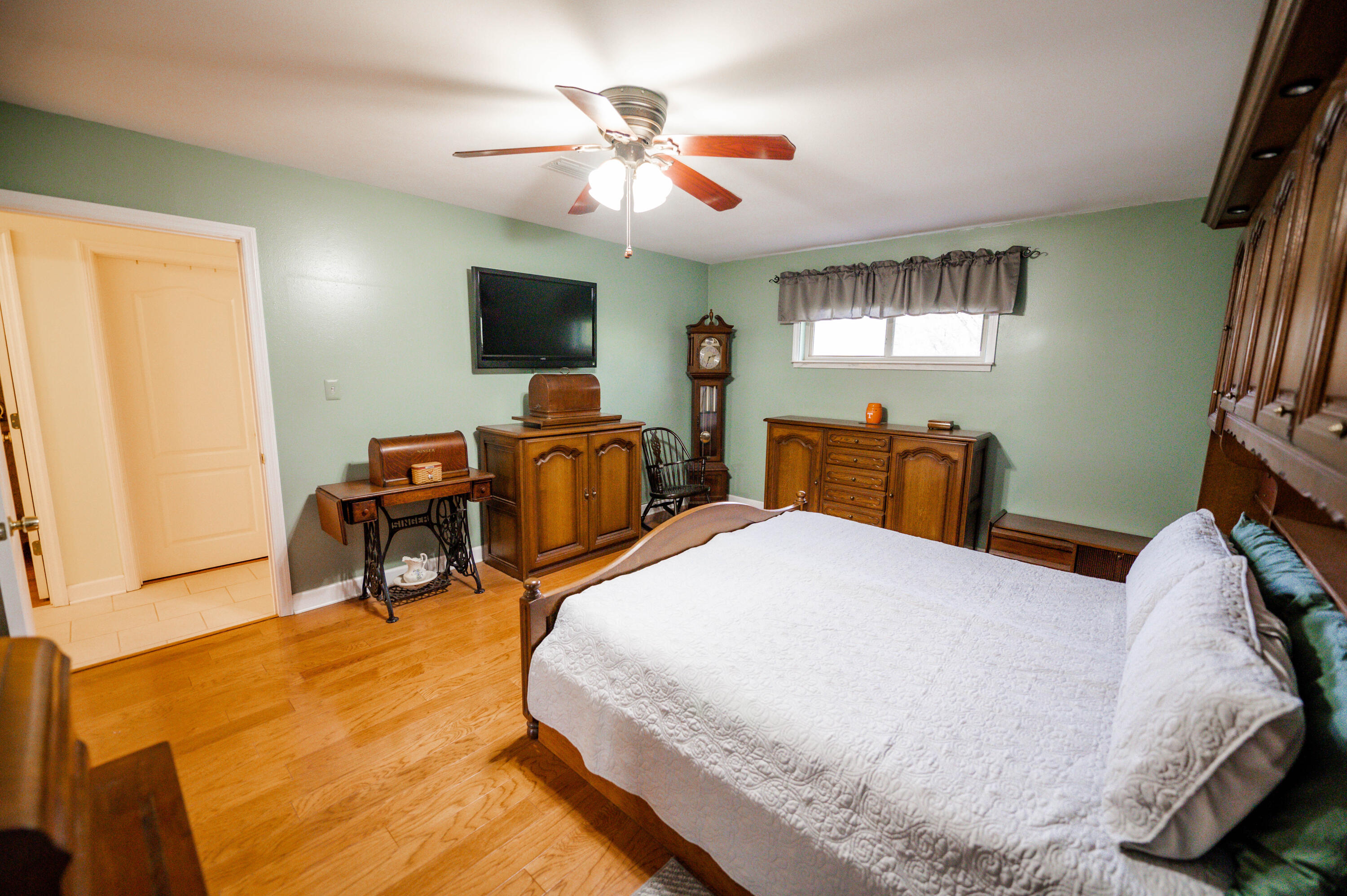 218 Howard Street Niceville, FL 32578 - Photo 20 of 36 a spacious bedroom with a bed and a flat screen tv