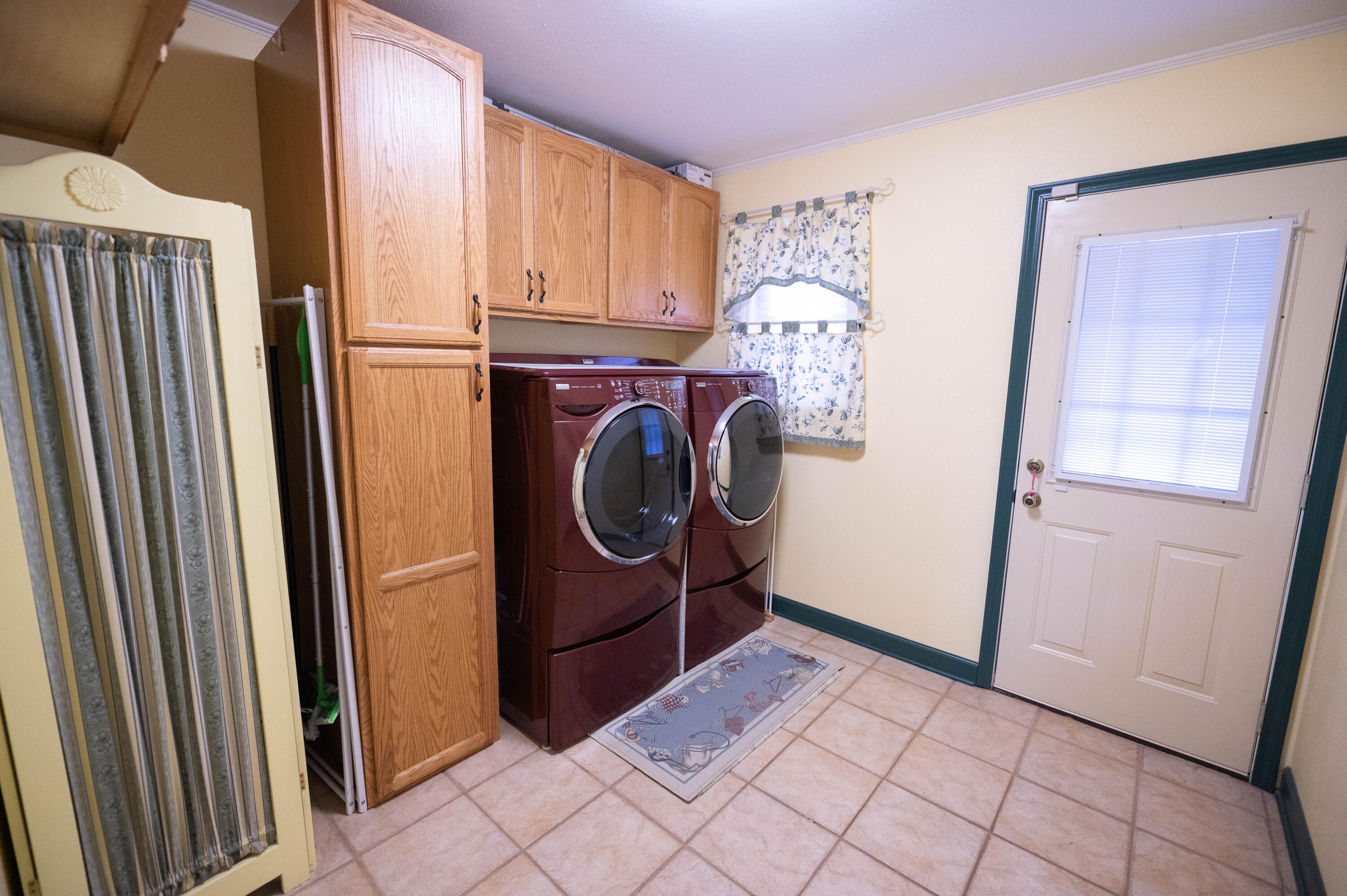 218 Howard Street Niceville, FL 32578 - Photo 27 of 36 a utility room with dryer and washer