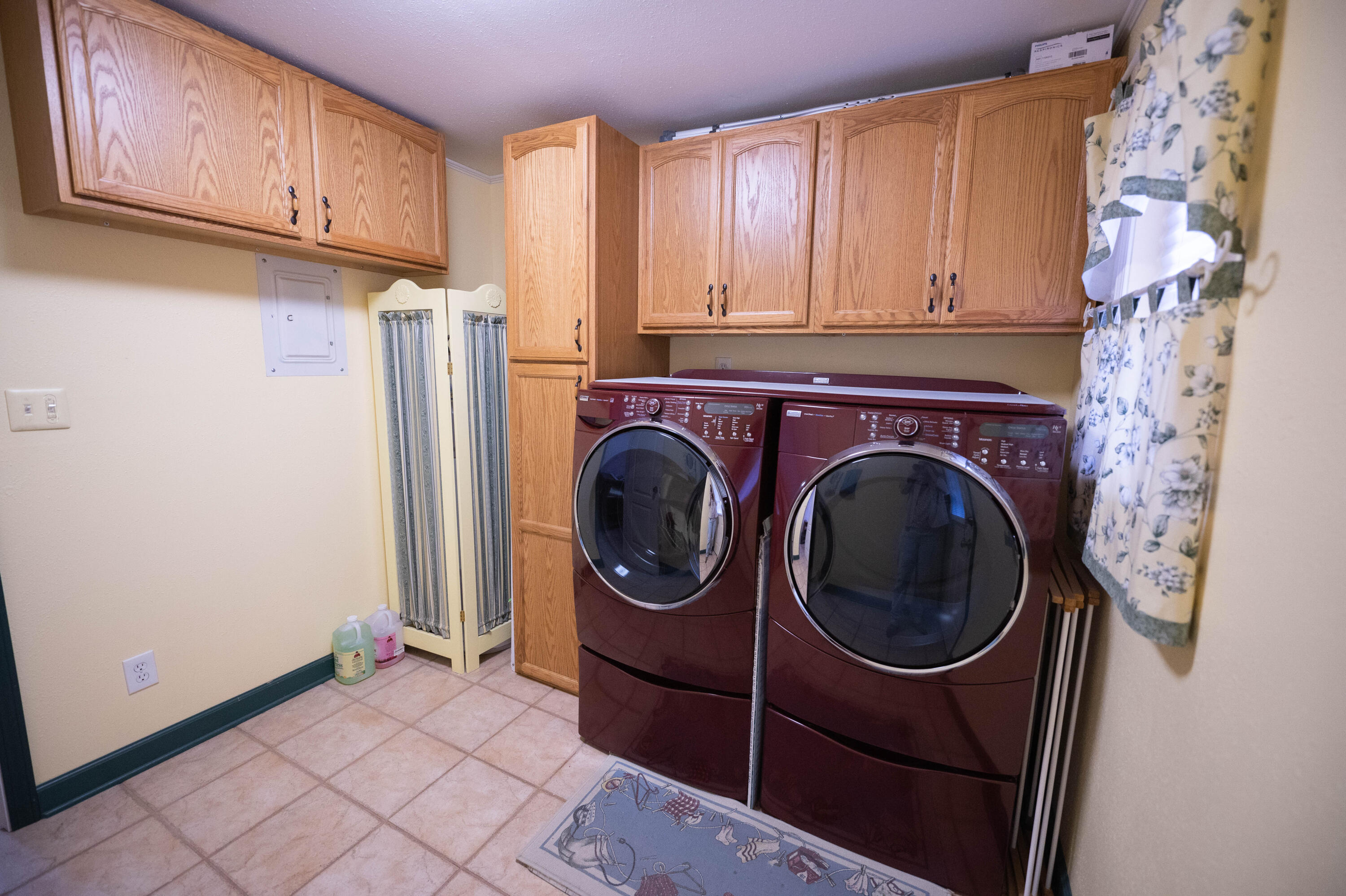 218 Howard Street Niceville, FL 32578 - Photo 28 of 36 a utility room with dryer and washer