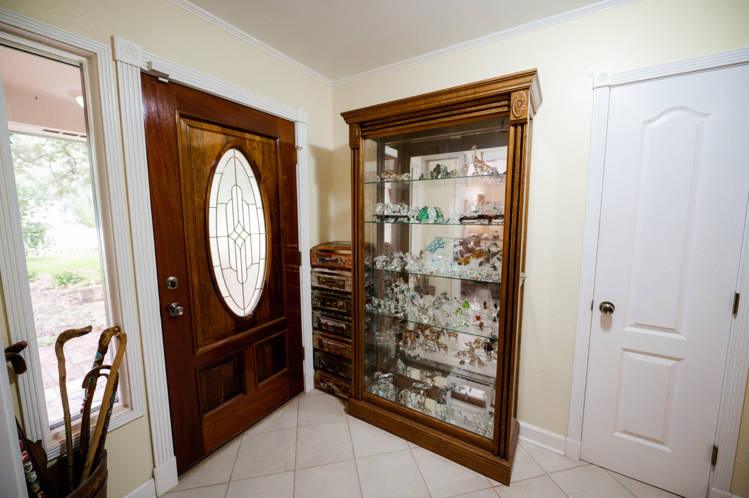218 Howard Street Niceville, FL 32578 - Photo 3 of 36 a view of living room washer and dryer