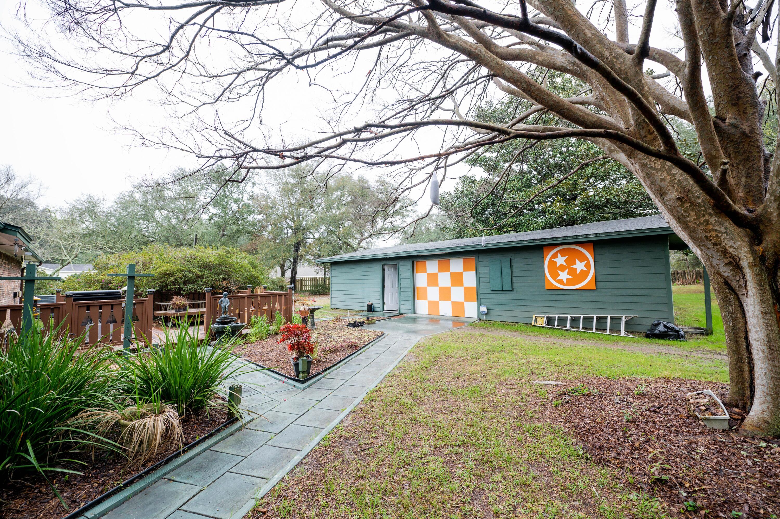218 Howard Street Niceville, FL 32578 - Photo 35 of 36 a front view of a house with garden