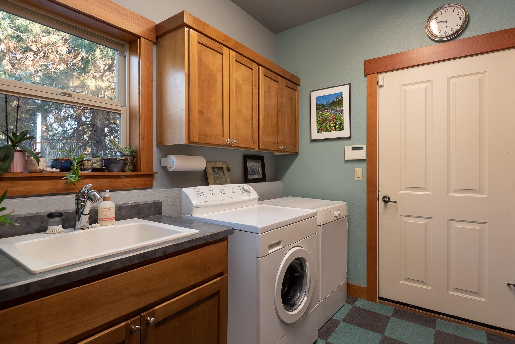 61410 Linton Loop Bend, OR 97702 - Photo 23 of 29 batch_24Laundry roomLinton Loop_Natalie-
