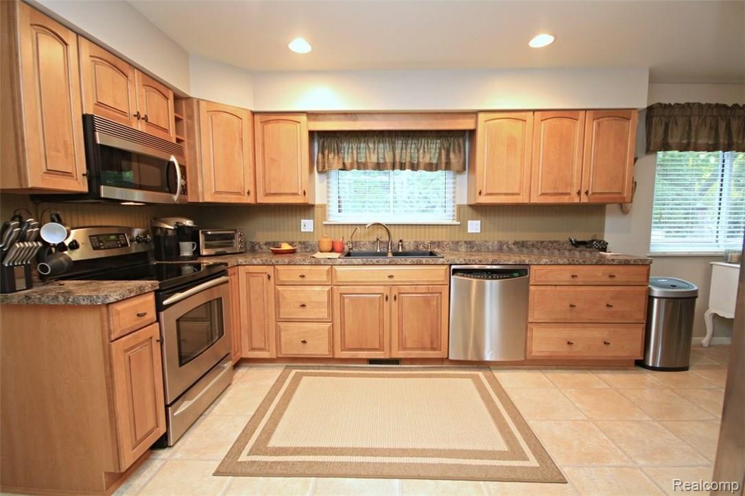 896 Hemlock Court Rochester, MI 48307 - Photo 8 of 36 019.JPG