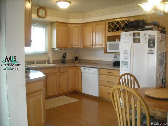 32443 Ridgefield Avenue Warren, MI 48088 - Photo 4 of 11 Ridgefield kitchen 2
