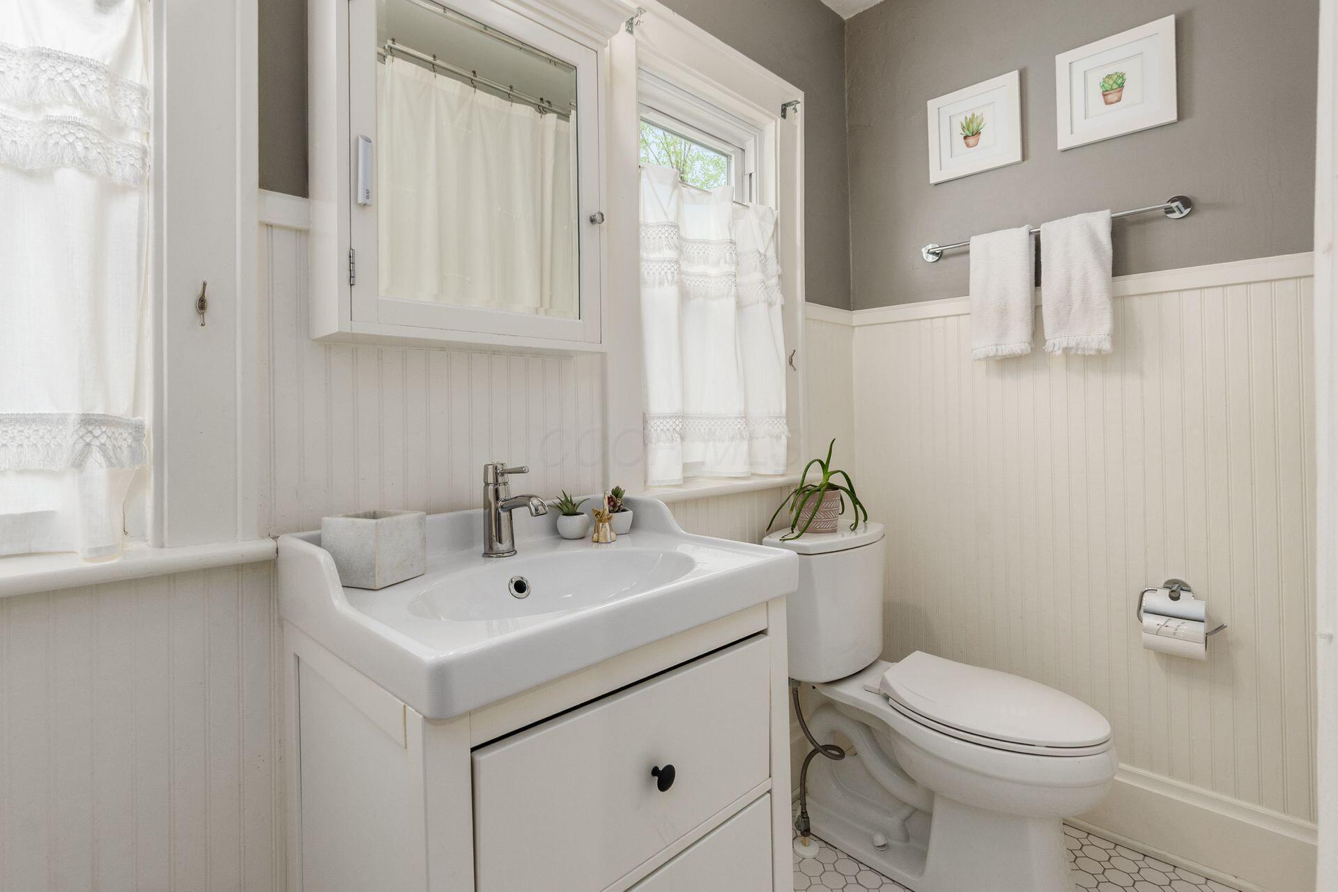 311 Chatham Road Columbus, OH 43214 - Photo 28 of 44 2nd Floor Full Bath