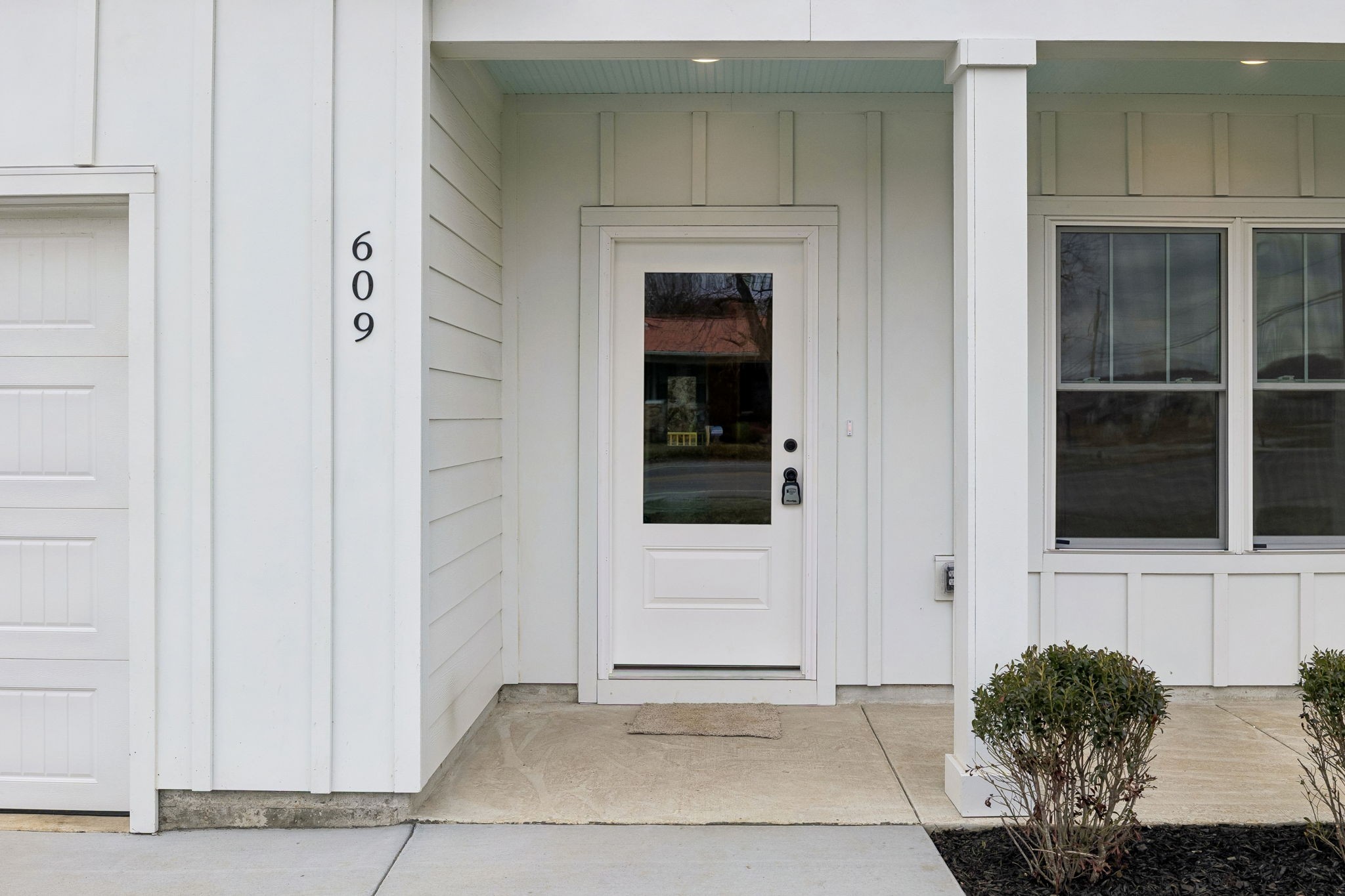 609 South Main Street Mount Pleasant, TN 38474 - Photo 4 of 37 a view of a entryway of the house