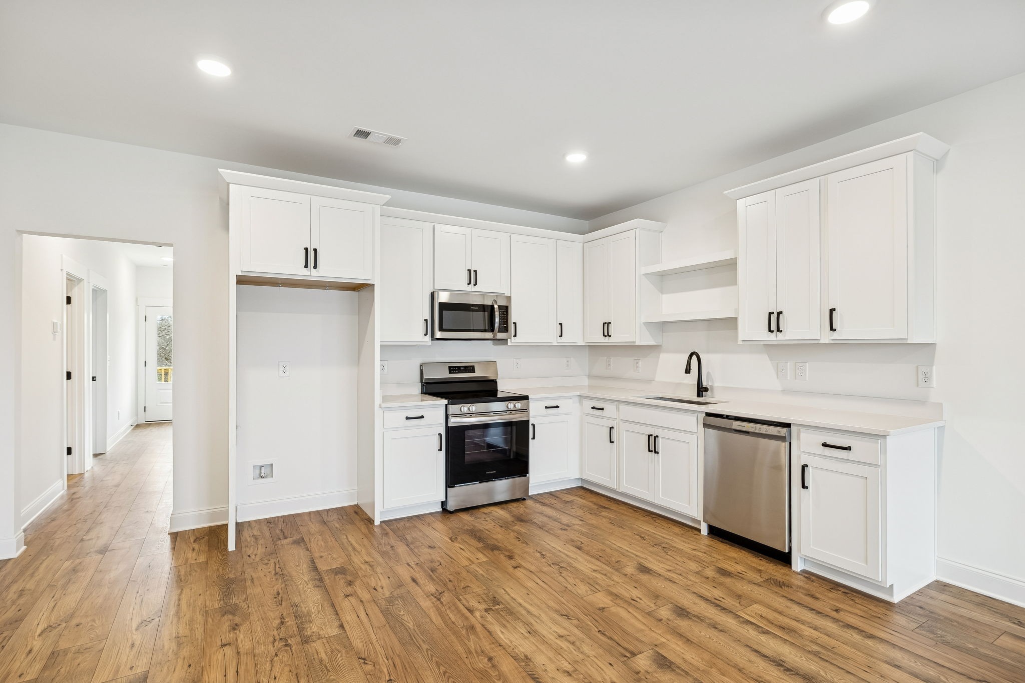 609 South Main Street Mount Pleasant, TN 38474 - Photo 10 of 37 a kitchen with granite countertop a refrigerator stove top oven and sink