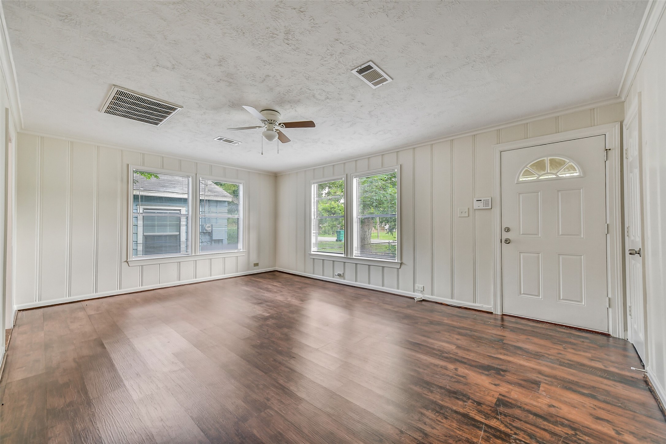 809 Chestnut Street La Marque, TX 77568 - Photo 3 of 25 Welcome home! Fresh interior paint greets you upon entering.