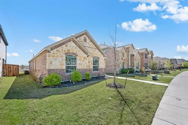 $2,400 | 1216 West Yarrow Avenue, Justin, TX 76247