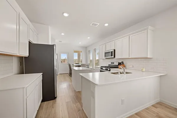 $2,400 | 1216 West Yarrow Avenue, Justin, TX 76247