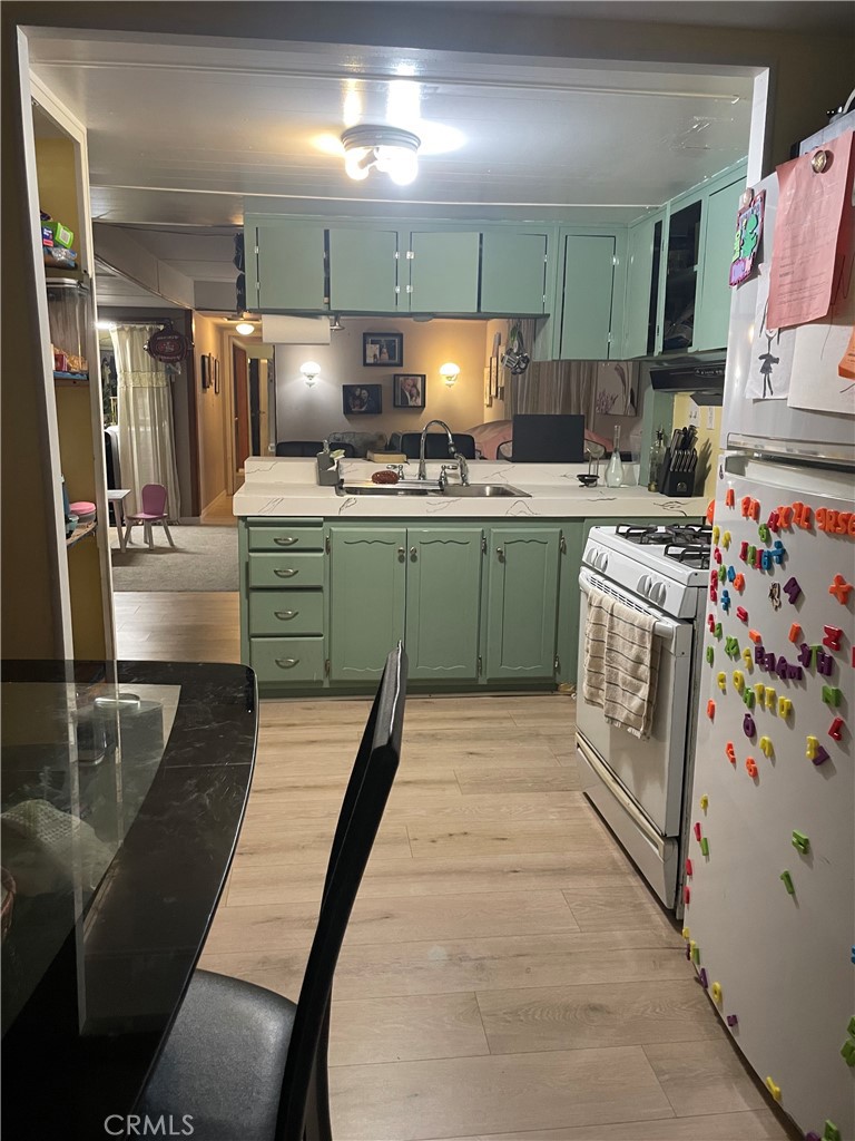 22600 Normandie Avenue, Unit 32 Torrance, CA 90502 - Photo 21 of 40 a kitchen with lots of counter top space