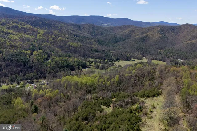 a view of a houses with a yard