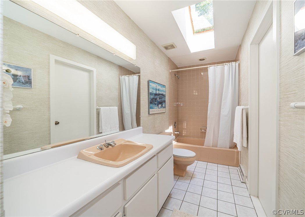 3708 Commodore Point Circle Midlothian, VA 23112 - Photo 45 of 46 a bathroom with a sink a toilet and shower