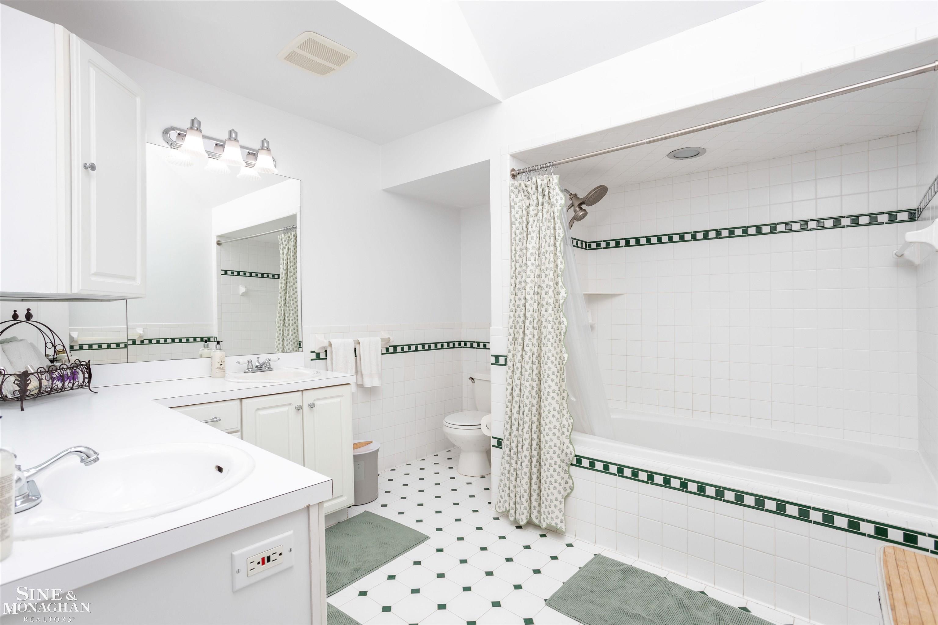 715 Lincoln Road Grosse Pointe, MI 48230 - Photo 27 of 50 50169017-cb2c8a4b-cf80-4885-b778-3572043a8165.JPG