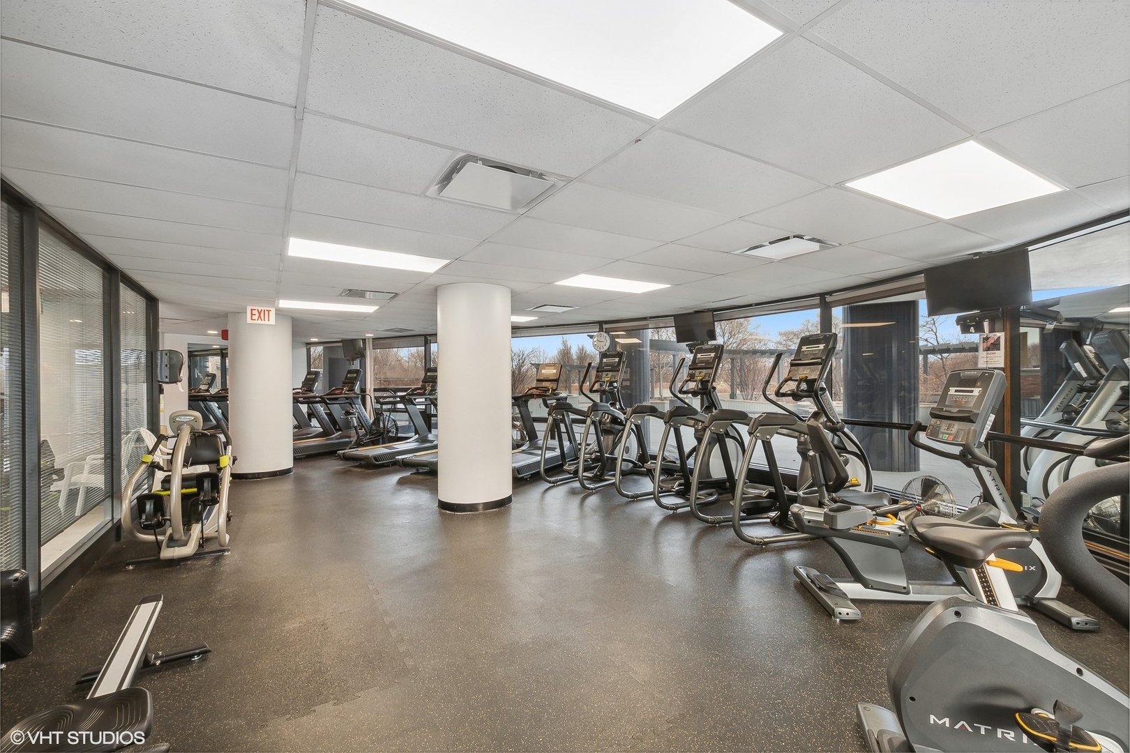 5415 North Sheridan Road, Unit 2103 Chicago, IL 60640 - Photo 12 of 12 a view of a room with gym equipment