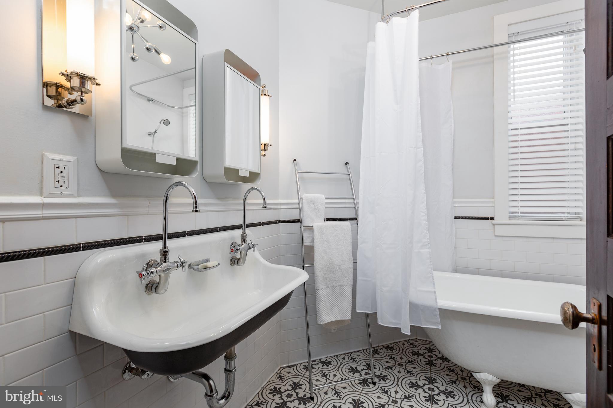 37 Rhode Island Avenue Northwest Washington, DC 20001 - Photo 22 of 62 Bathroom