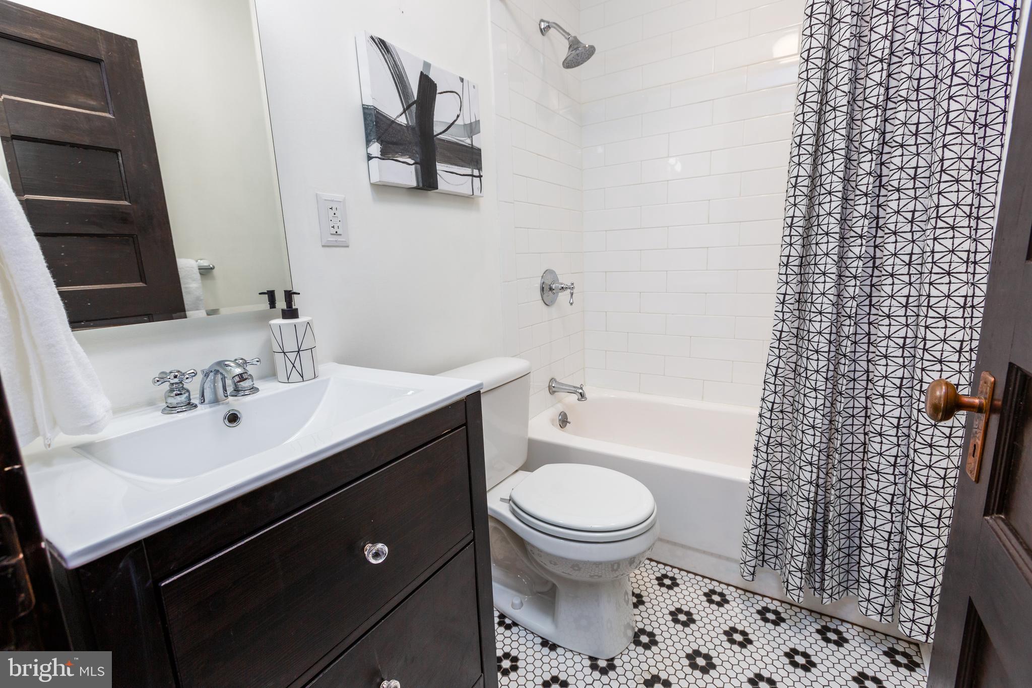 37 Rhode Island Avenue Northwest Washington, DC 20001 - Photo 29 of 62 Bathroom