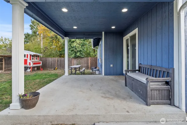 a view of a house with backyard and garden