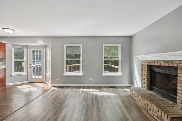 $410,000 | 616 Pinehurst Drive, North Aurora, IL 60542