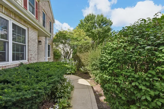 $410,000 | 616 Pinehurst Drive, North Aurora, IL 60542