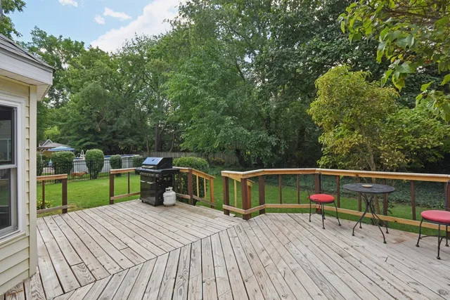 $410,000 | 616 Pinehurst Drive, North Aurora, IL 60542