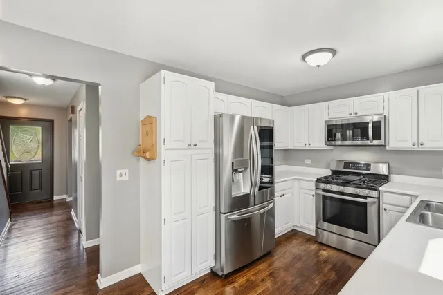 $410,000 | 616 Pinehurst Drive, North Aurora, IL 60542