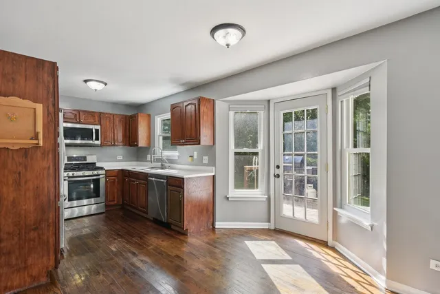 $410,000 | 616 Pinehurst Drive, North Aurora, IL 60542