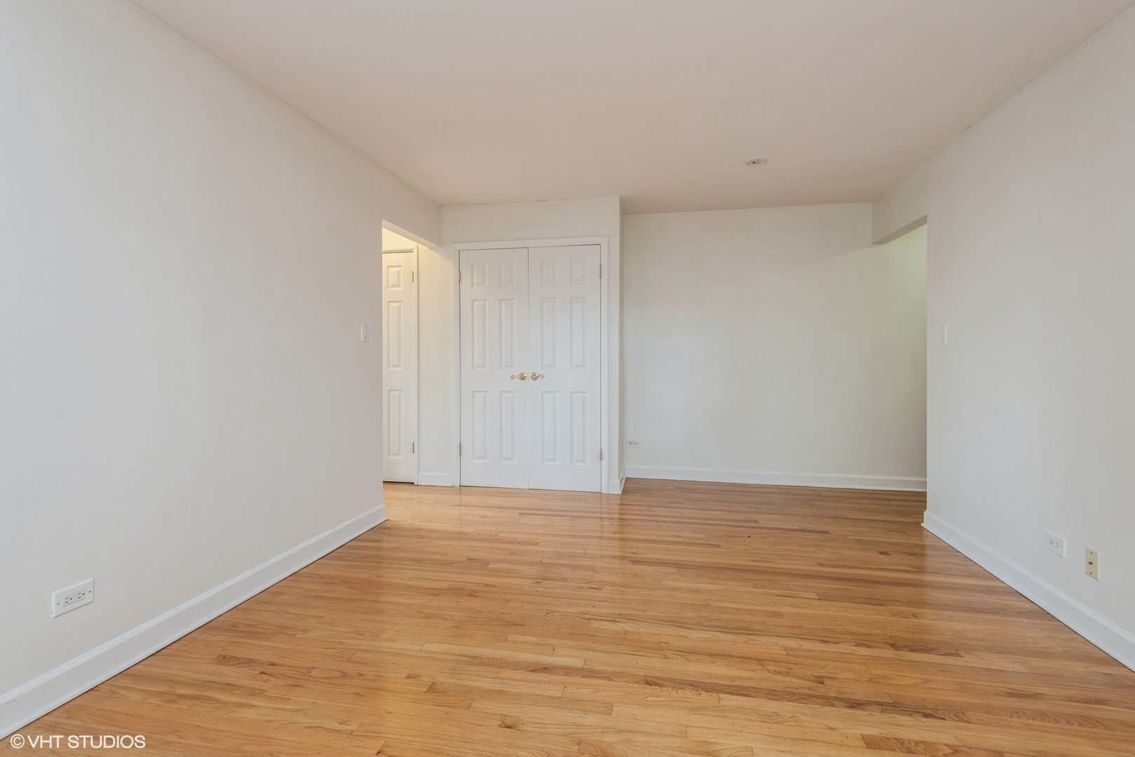 820 Seward Street, Unit 3E Evanston, IL 60202 - Photo 15 of 24 a view of an empty room and wooden floor