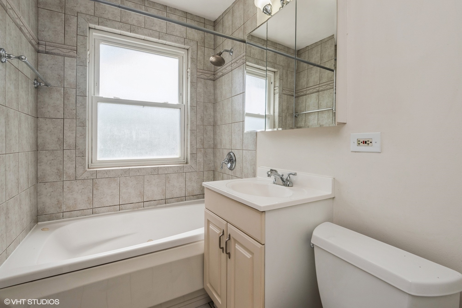820 Seward Street, Unit 3E Evanston, IL 60202 - Photo 19 of 24 a bathroom with a sink toilet vanity and bathtub